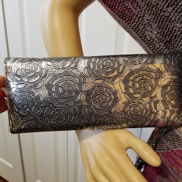 Silver and Black 'Clutch/wristlet' - Picture 2 of 5